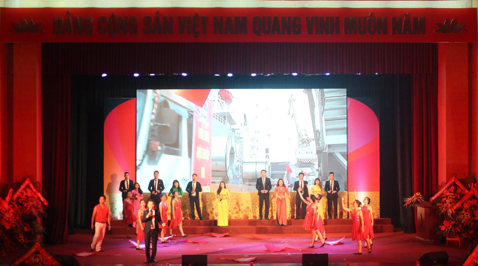 Hội nghị biểu dương lao động sáng tạo, lao động giỏi năm 2017 Hoi nghi bieu duong lao dong sang tao, lao dong gioi nam 2017