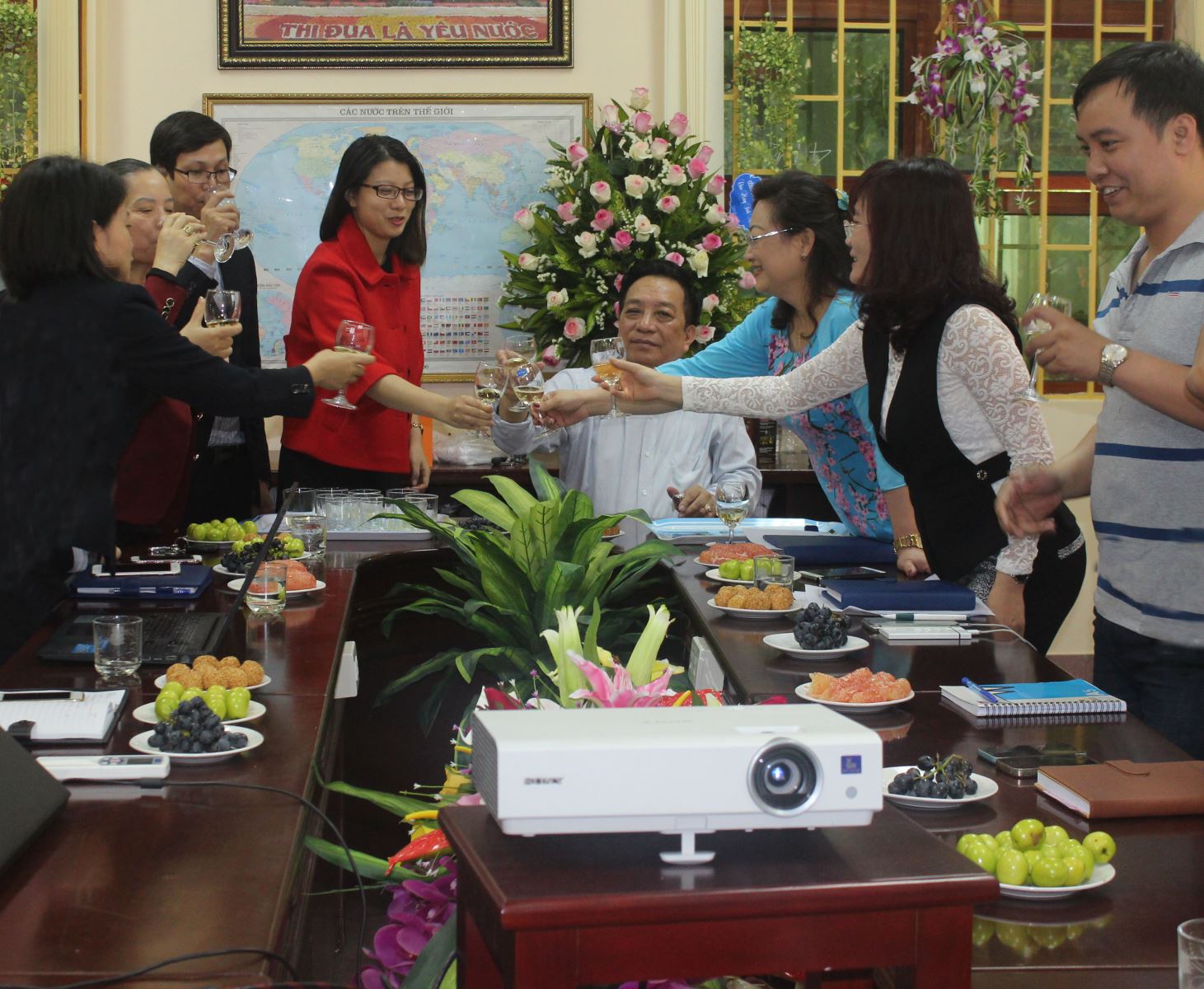 Công ty VICO nâng ly chúc mừng sinh nhật Phó Tổng Giám đốc Mung sinh nhat Pho Tong Giam doc cong ty VICO