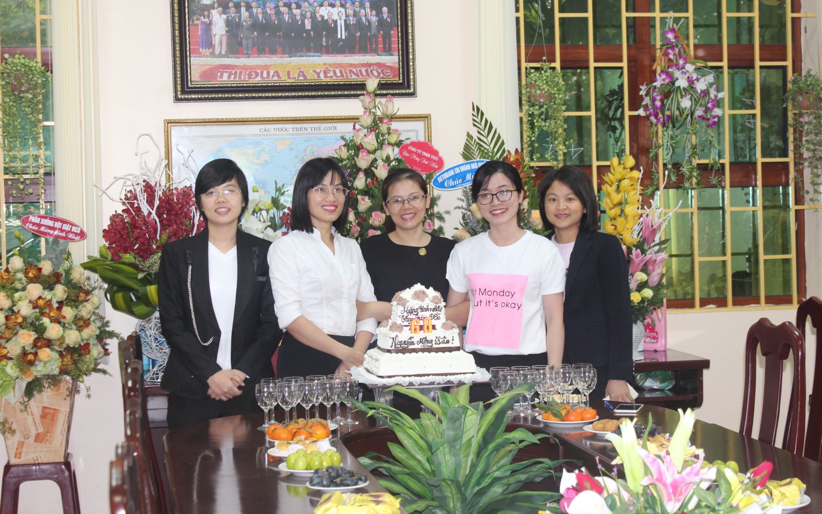 Cán bộ nhân viên Công ty VICO chúc mừng sinh nhật Tổng Giám đốc Can bo nhan vien cong ty VICO chuc mung sinh nhat Tong Giam doc