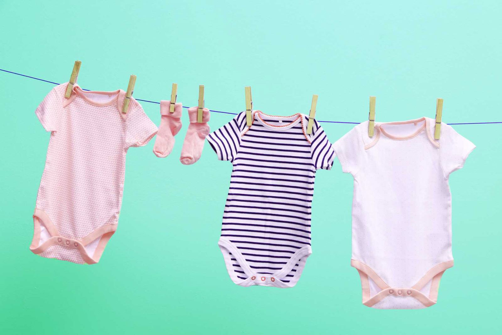 Làn da bé vô cùng nhạy cảm, ba mẹ hãy lựa chọn sản phẩm nước giặt phù hợp