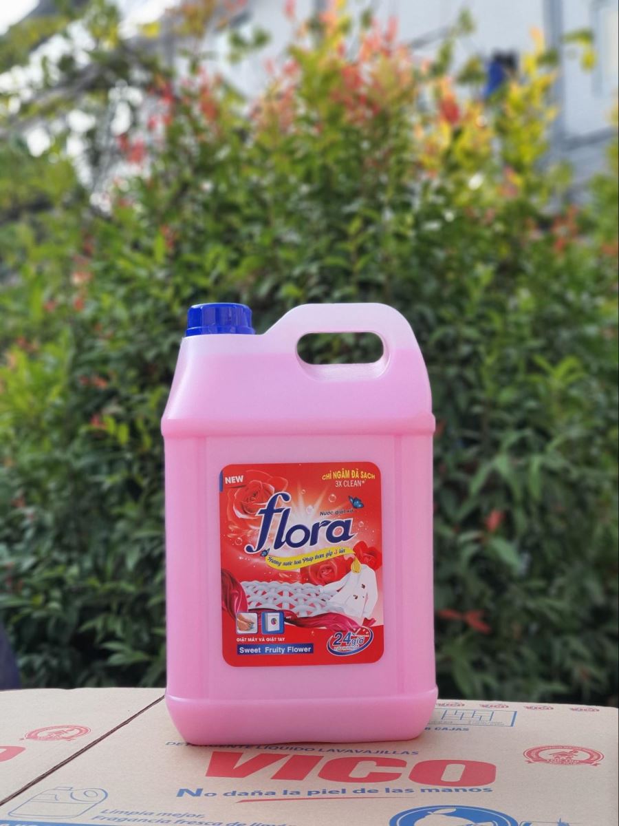 Nước giặt xả Flora lưu hương lâu trên áo quần
