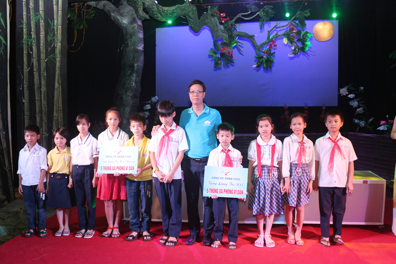 Vico tham dự chương trình múa rối từ thiện cho làng nuôi dạy trẻ mồ côi Hoa Phượng và SOS Vico tham dự chương trình múa rối từ thiện cho làng nuôi dạy trẻ mồ côi Hoa Phượng và SOS