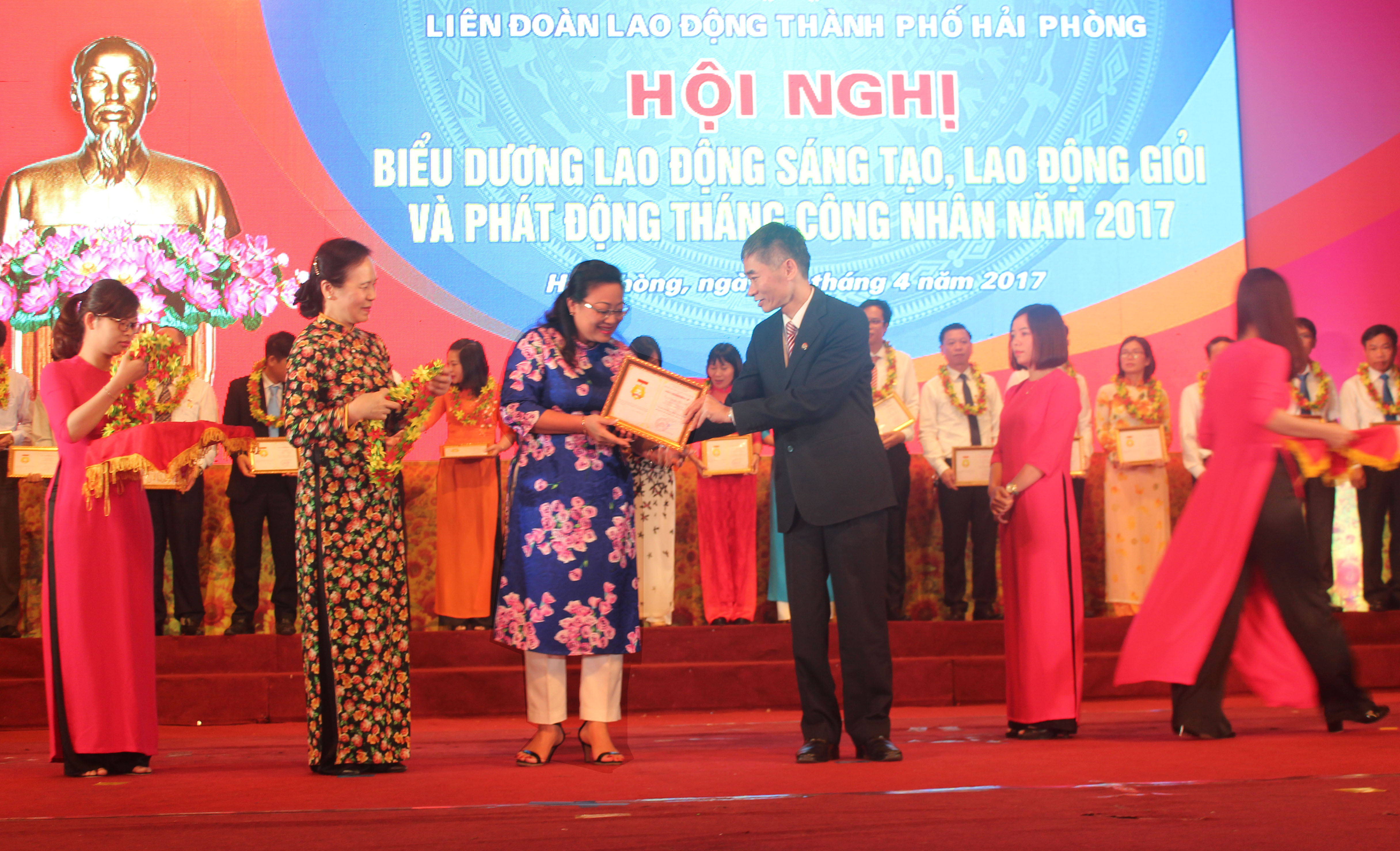 Hội nghị biểu dương lao động sáng tạo, lao động giỏi và phát động tháng công nhân năm 2017